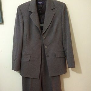 Gray 2 pcs. Pant Suit.. Jones Wear
