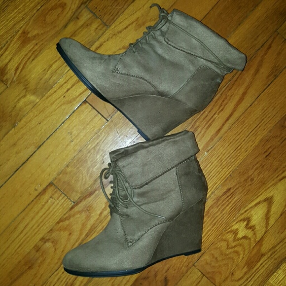 fioni Shoes - Tan wedge booties