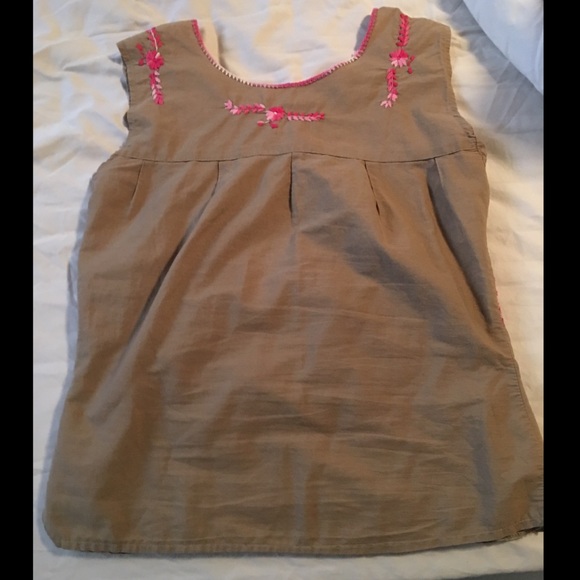 💕Adorable embroidered top-small 💕 - Picture 2 of 2
