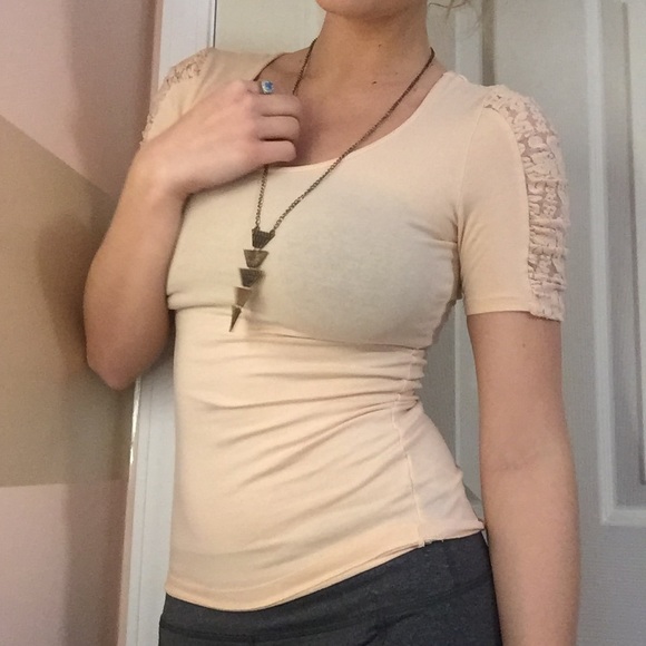 Peach t-shirt with lace sleeves - Picture 1 of 4