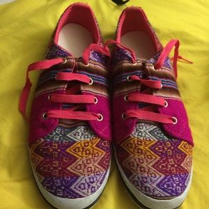 Multi colored woven tennis shoes