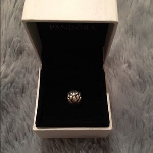 PANDORA lotus clip