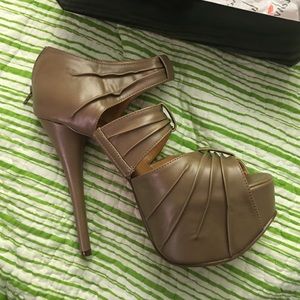 Luichiny Berry Daring Heels Size 10