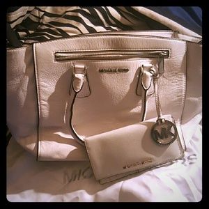 White Michael kors purse and wallet
