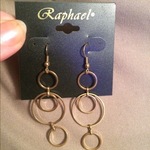 NWT Goldtone Circle Dangle Earrings. Must Bundle