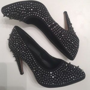 Spike studded black pump