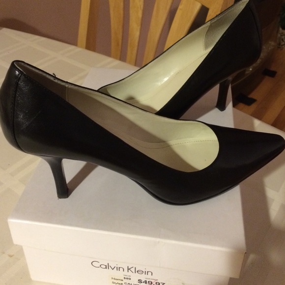 Calvin Klein sz 8 black pumps