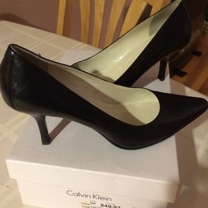 Calvin Klein sz 8 black pumps