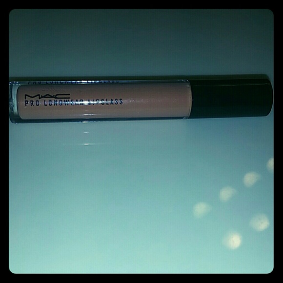 ****SOLD ON MERC ***    MAC Pro Longwear Lip gloss