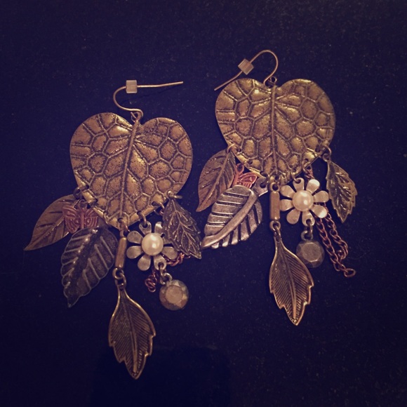 Set of heart/leaf motif earrings