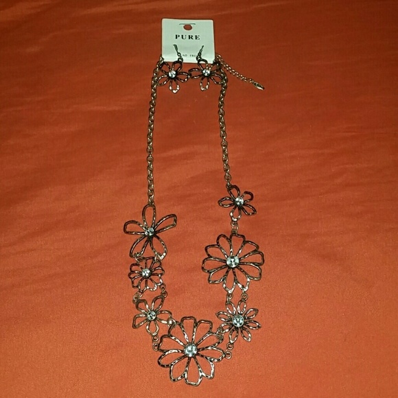 Silver necklace and earring set