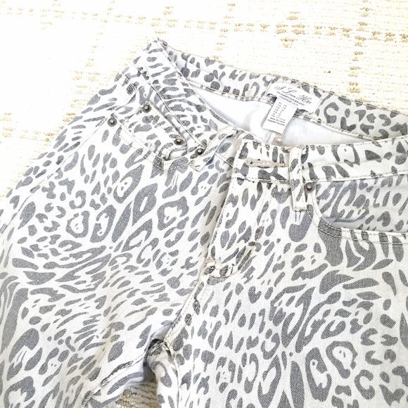 Forever 21 Jeans - Like NEW Forever21 leopard print jeans in grey Forever 21 Jeans - Like NEW Forever21 leopard print jeans in grey