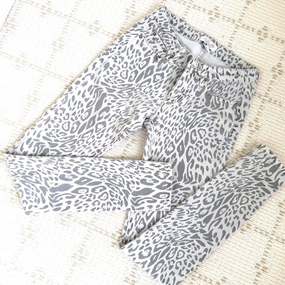 Forever 21 Jeans - Like NEW Forever21 leopard print jeans in grey Forever 21 Jeans - Like NEW Forever21 leopard print jeans in grey