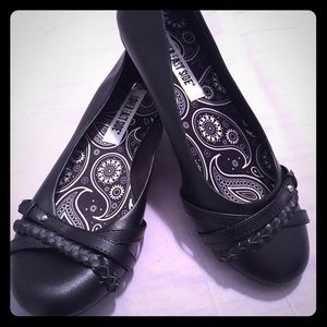 NWOT black flats 8 1/2 wide