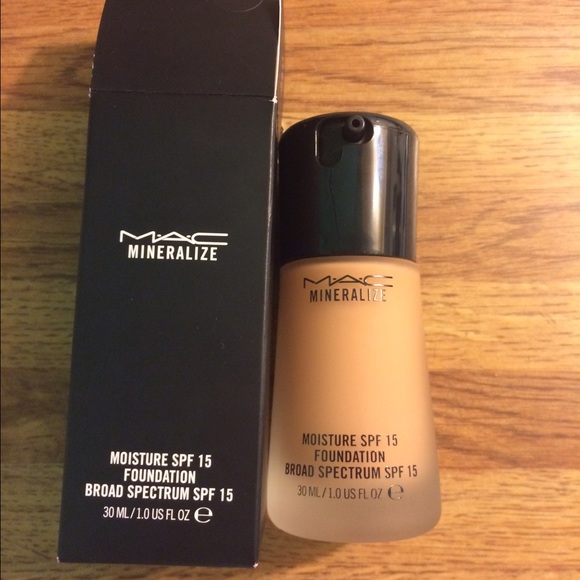 MAC Mineralize Moisture Foundation NW30 - Picture 2 of 3