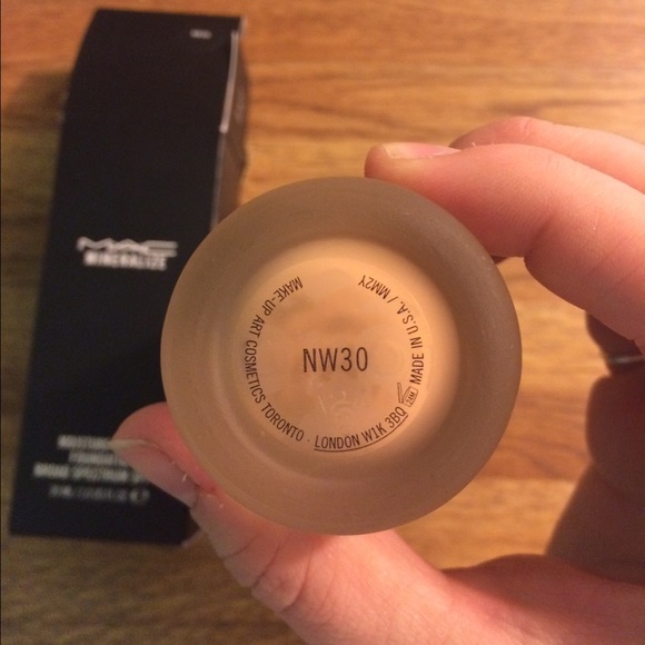 MAC Mineralize Moisture Foundation NW30 - Picture 3 of 3