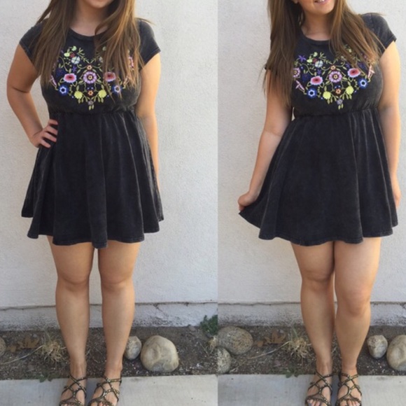 Sale!! LAST ONE! Floral Embroidered Dress - Picture 3 of 4