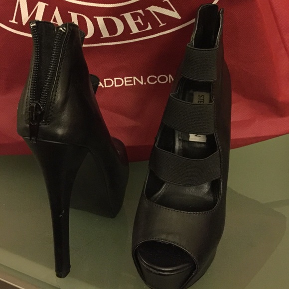 Sold 🚫🚫🚫🚫🚫🚫Steve madden Bansky heels - Picture 2 of 3