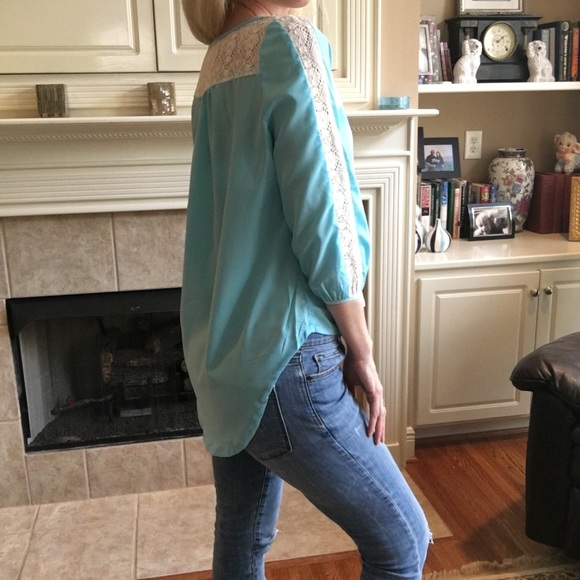 Blue top with lace accents - Picture 3 of 3