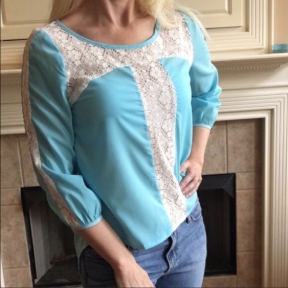 Blue top with lace accents - Picture 2 of 3