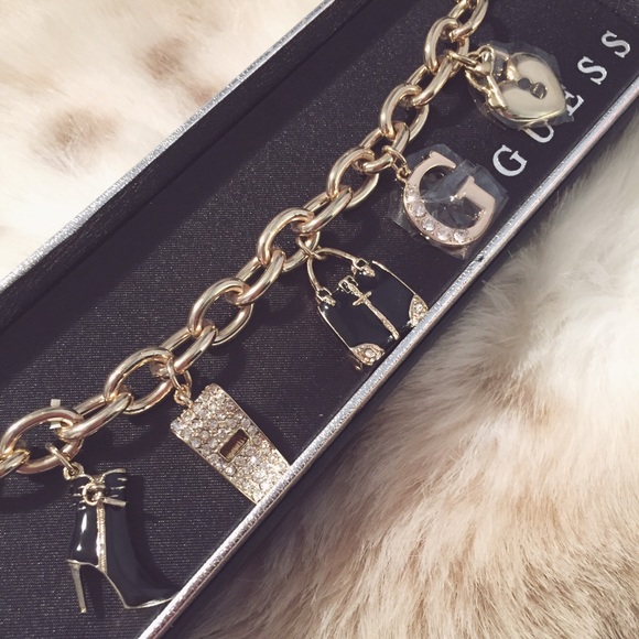 Guess charm bracelet • nwt• box included •