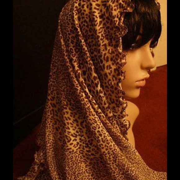 Beautiful long versatile leopard scarf - Picture 2 of 3