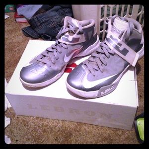 Nike lebron soldier VI