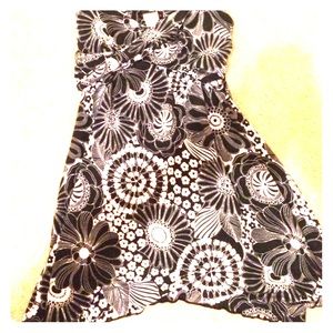 Black-and-white flower top