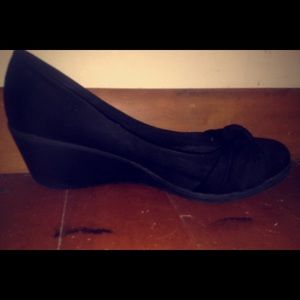 Black wedges with I bow