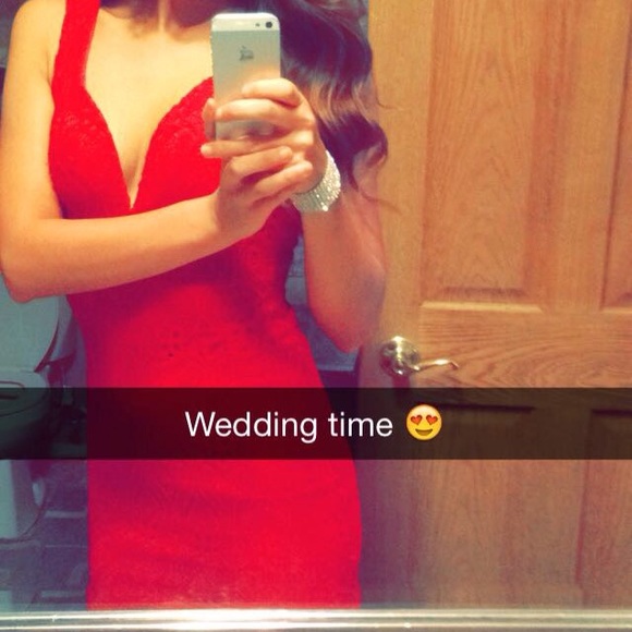 Red lace dress - Picture 4 of 4