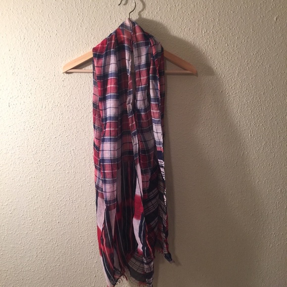 SOLD Adorable plaid scarf - Picture 3 of 3
