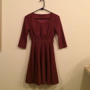 Midi maroon dress.