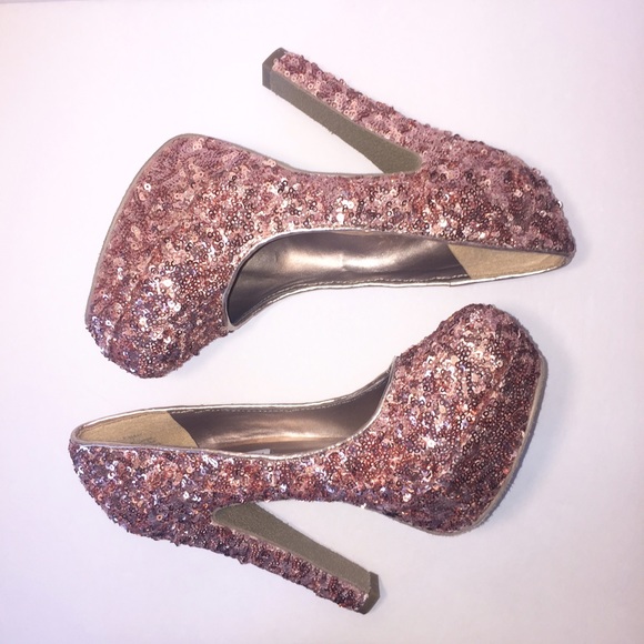 Steve Madden Shoes - STEVE MADDEN Rose Gold Sequin Pump | sz 7