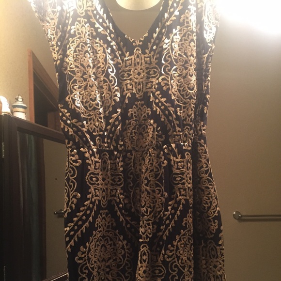 Gold and black dress! Gorgeous design!!