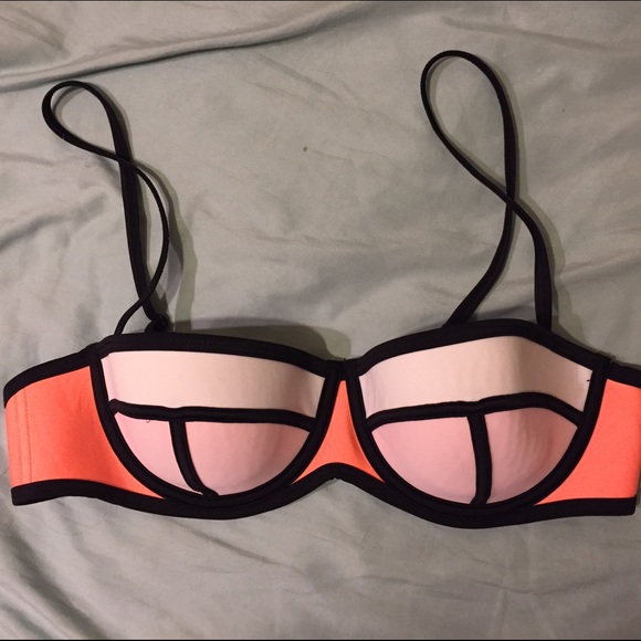 Super cute bikini top!