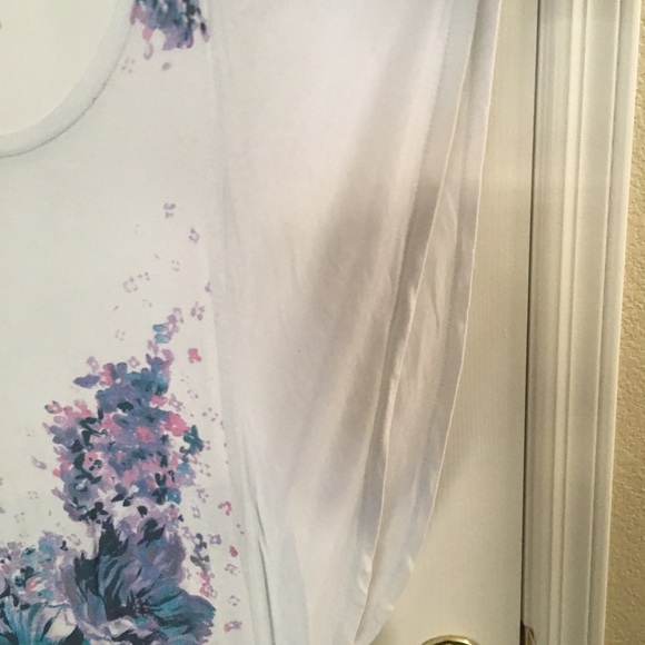 Pretty top with flowers and bat wing sleeves. - Picture 2 of 4