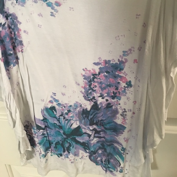 Pretty top with flowers and bat wing sleeves. - Picture 3 of 4