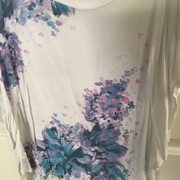 Pretty top with flowers and bat wing sleeves. - Picture 4 of 4