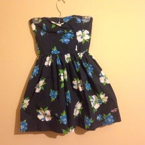 Strapless floral Hollister dress 🌺