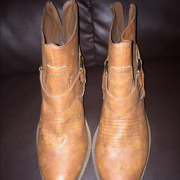 Women Cowboy Ankle Boots. size 7