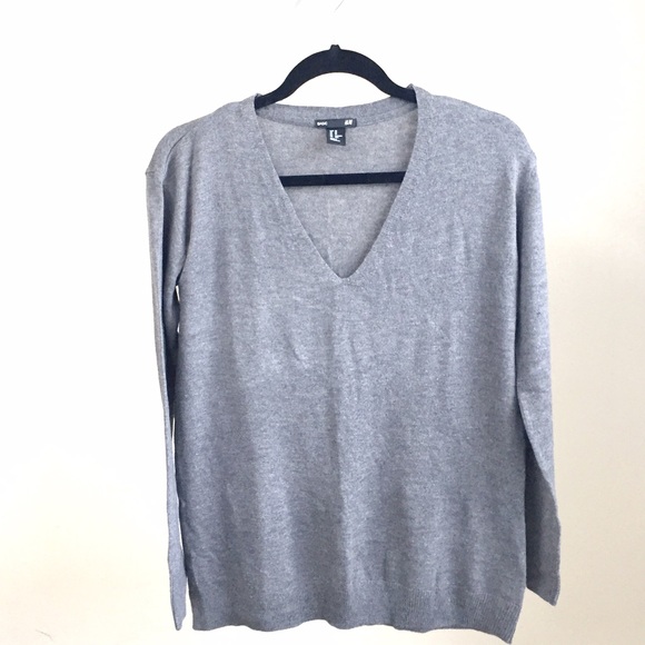 H&M Sweaters - Like NEW H&M fine knit v-neck sweater H&M Sweaters - Like NEW H&M fine knit v-neck sweater