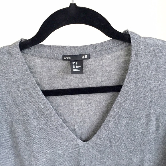 H&M Sweaters - Like NEW H&M fine knit v-neck sweater H&M Sweaters - Like NEW H&M fine knit v-neck sweater