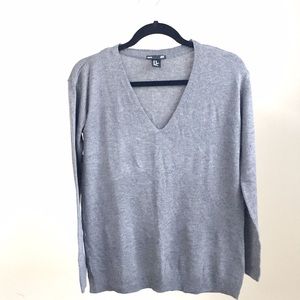 H&M Sweaters - Like NEW H&M fine knit v-neck sweater H&M Sweaters - Like NEW H&M fine knit v-neck sweater
