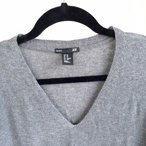 H&M Sweaters - Like NEW H&M fine knit v-neck sweater H&M Sweaters - Like NEW H&M fine knit v-neck sweater