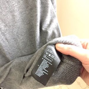 H&M Sweaters - Like NEW H&M fine knit v-neck sweater H&M Sweaters - Like NEW H&M fine knit v-neck sweater
