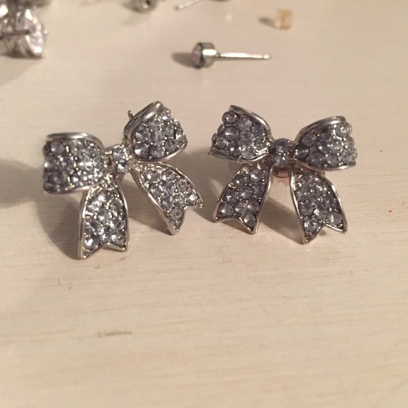 Silver bow earrings!