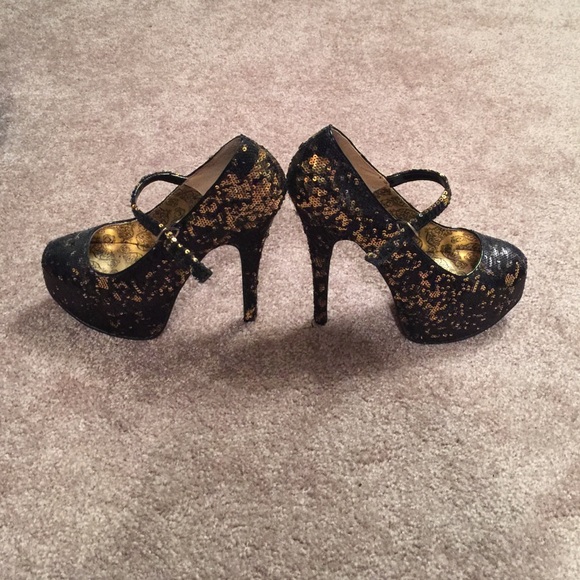 Gold and black glitter bordellos size 7