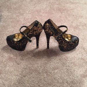 Gold and black glitter bordellos size 7