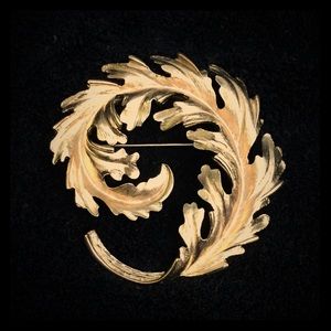 Vintage Gold Tone Leaf Brooch