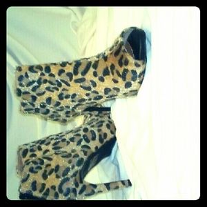 Ladies leopard bootie.